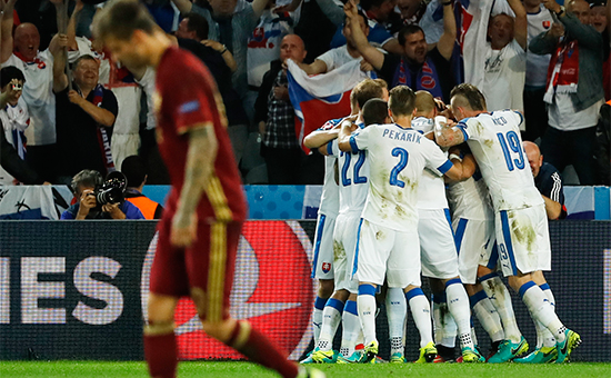 Команда Словакии отмечает второй забитый гол. 15 июня 2016 года



