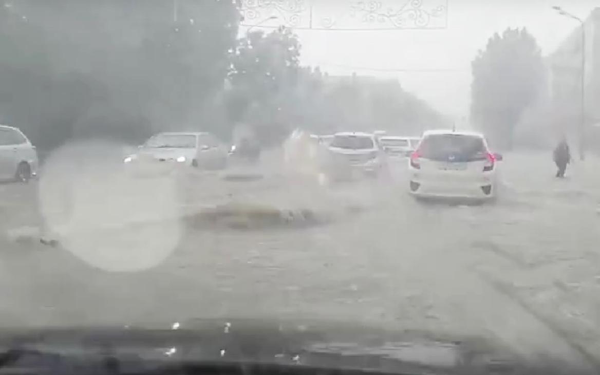 Сильный ливень затопил улицы Южно-Сахалинска. Видео