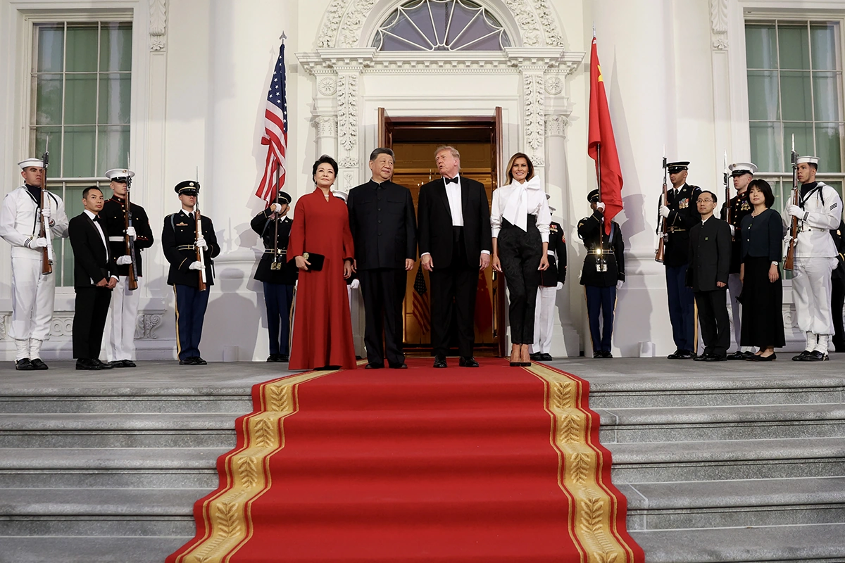 Дональд Трамп и первая леди Мелания Трамп вместе с председателем КНР Си Цзиньпином и первой леди Пэн Лиюань на государственном ужине в Восточном зале Белого дома. 24 сентября 2026 года