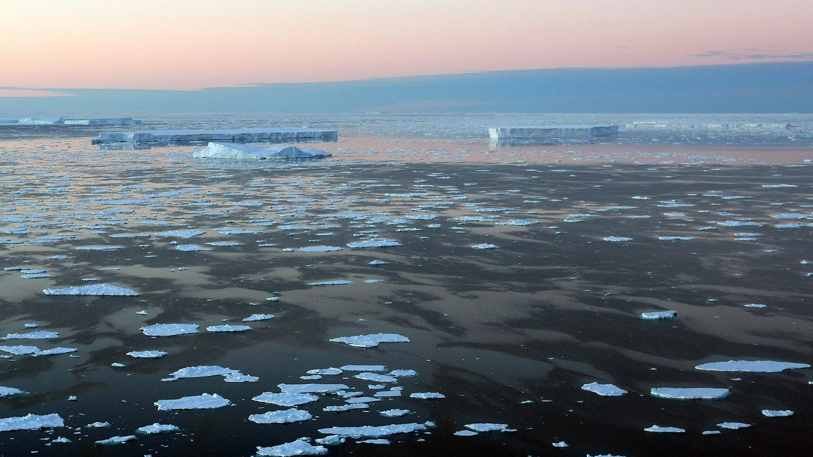 <p>Представители Арктического и антарктического научно-исследовательского института (ААНИИ) заявили, что площадь льда в Антарктике за летний период 2022 и 2023 годов составила 1,8 млн кв. км</p>
