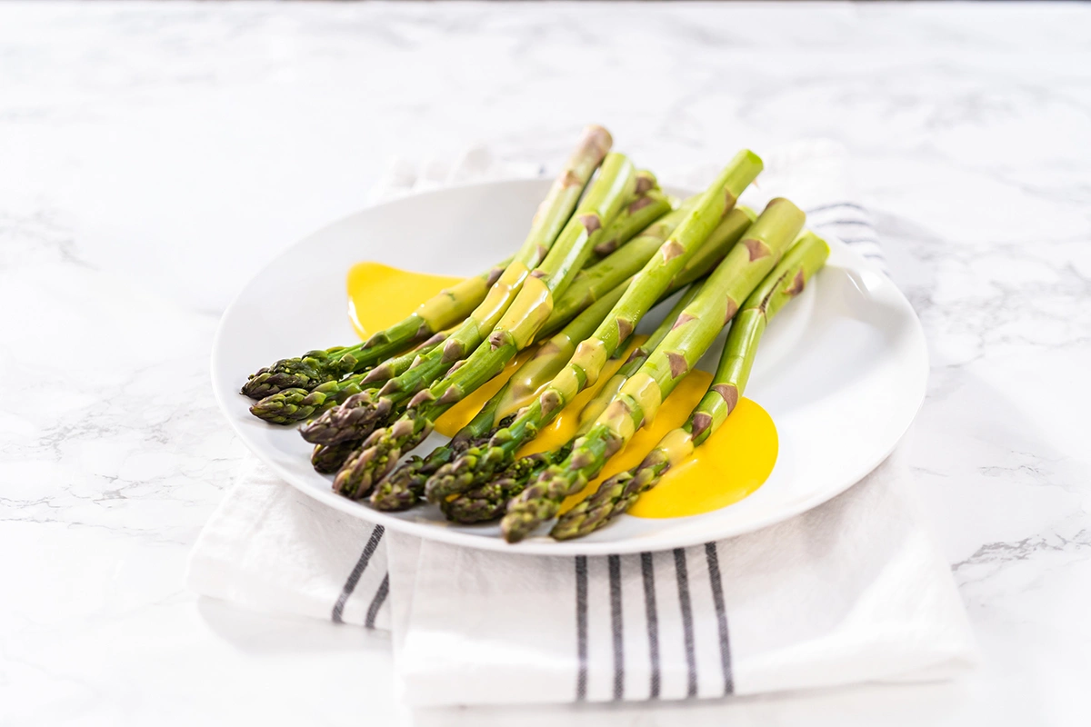 Спаржа под соусом