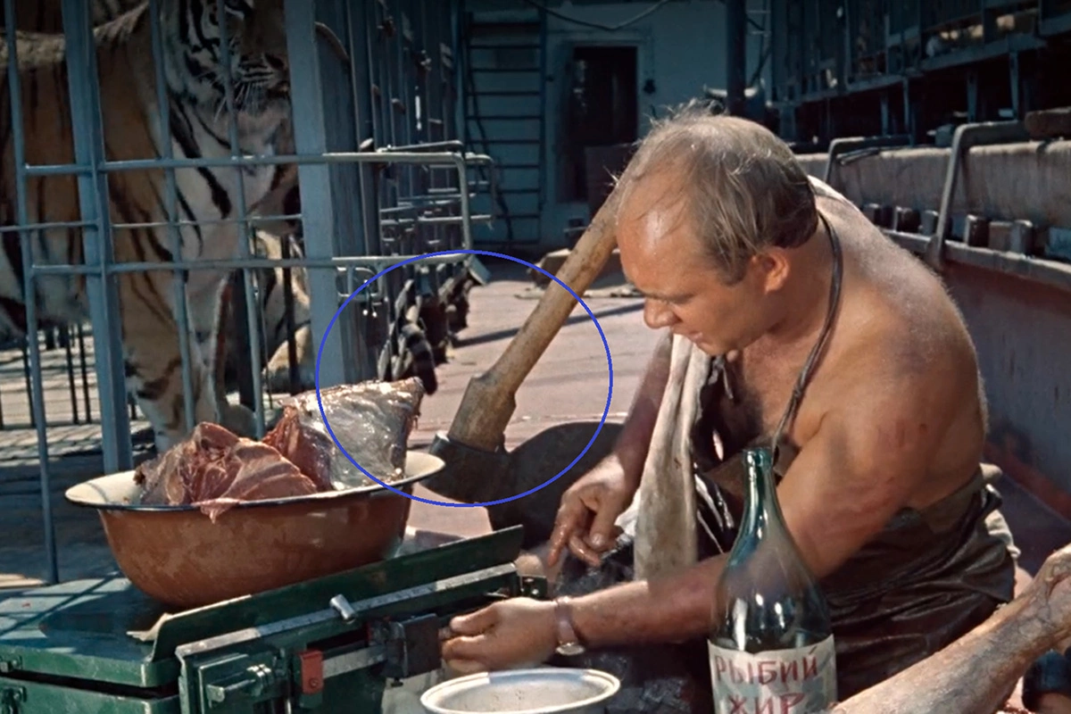 На втором плане виден мясницкий топор, кадр из фильма «Полосатый рейс»