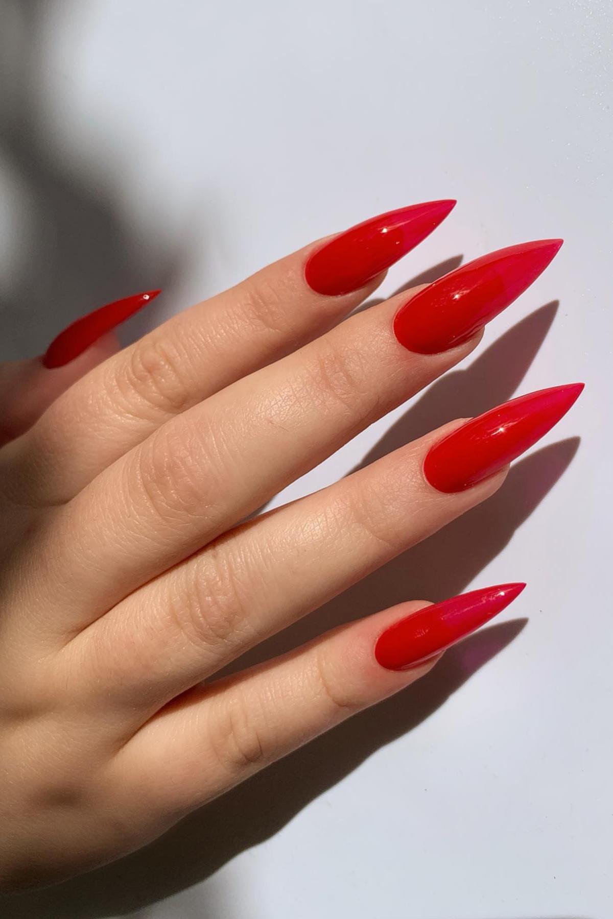 Красный цвет делает образ роковым и уверенным