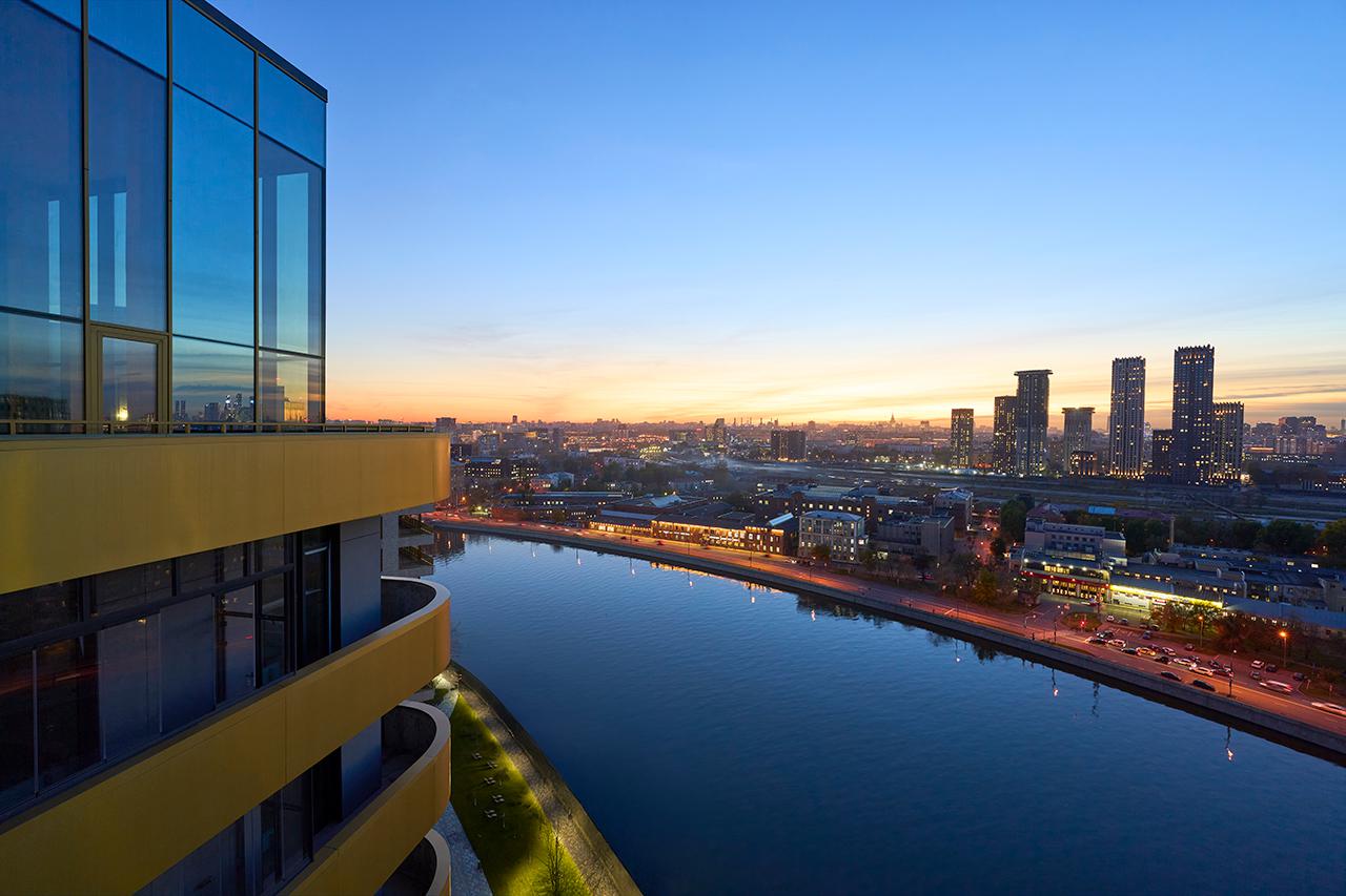 Вечерний вид из квартала Foriver