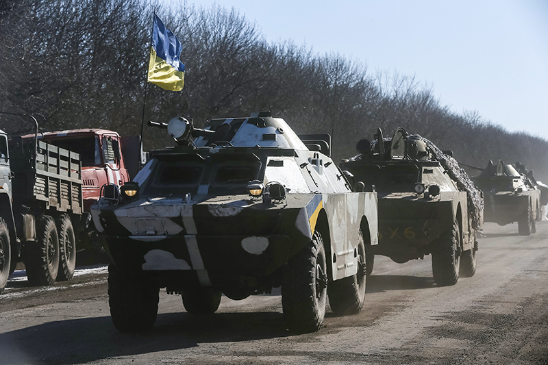 Украинские солдаты едут на военных транспортных средствах, покидая Дебальцево.
