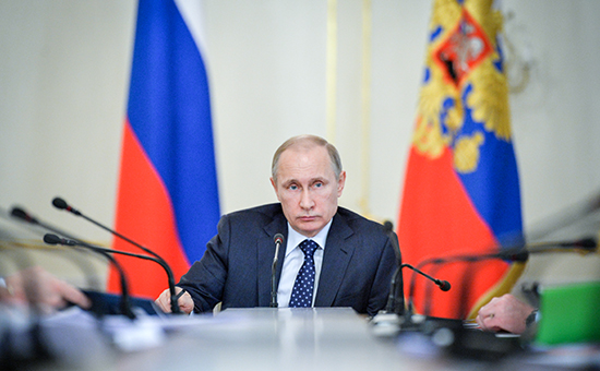 Президент РФ Владимир Путин на совещании с членами правительства РФ