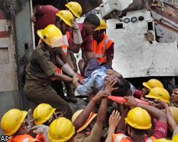 В Индии спасатели обнаружили тела еще 5 жертв железнодорожной катастрофы
