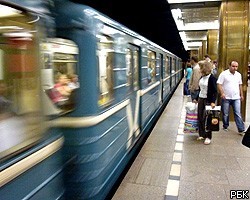 В московском метро под поезд упал человек