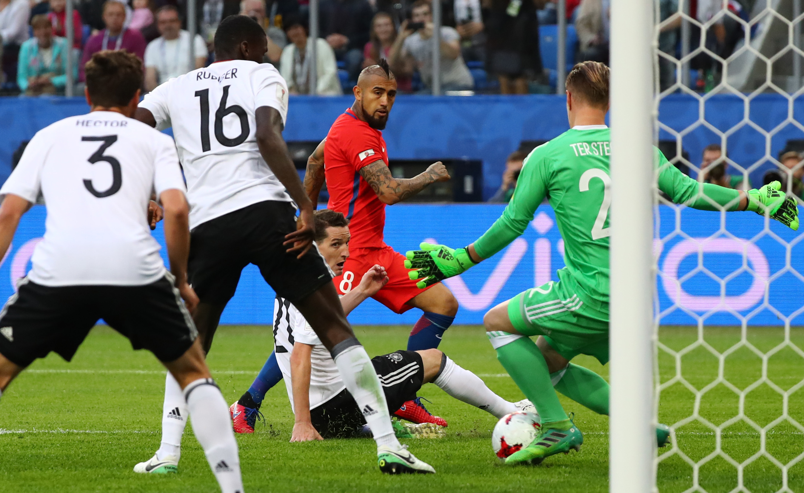 В стартовые минуты сборная Германии была прижата к своим воротам. Немецкому голкиперу Марку-Андре тер Штегену (№&nbsp;22) пришлось несколько раз спасать команду от пропущенного гола
