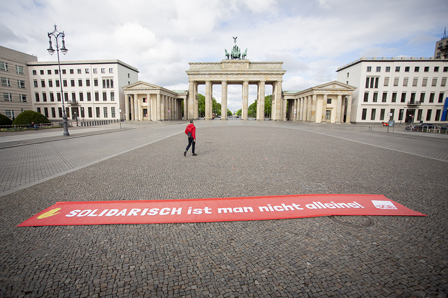 Площадь у Бранденбургских ворот в Берлине перед началом демонстрации в День труда 1 мая










