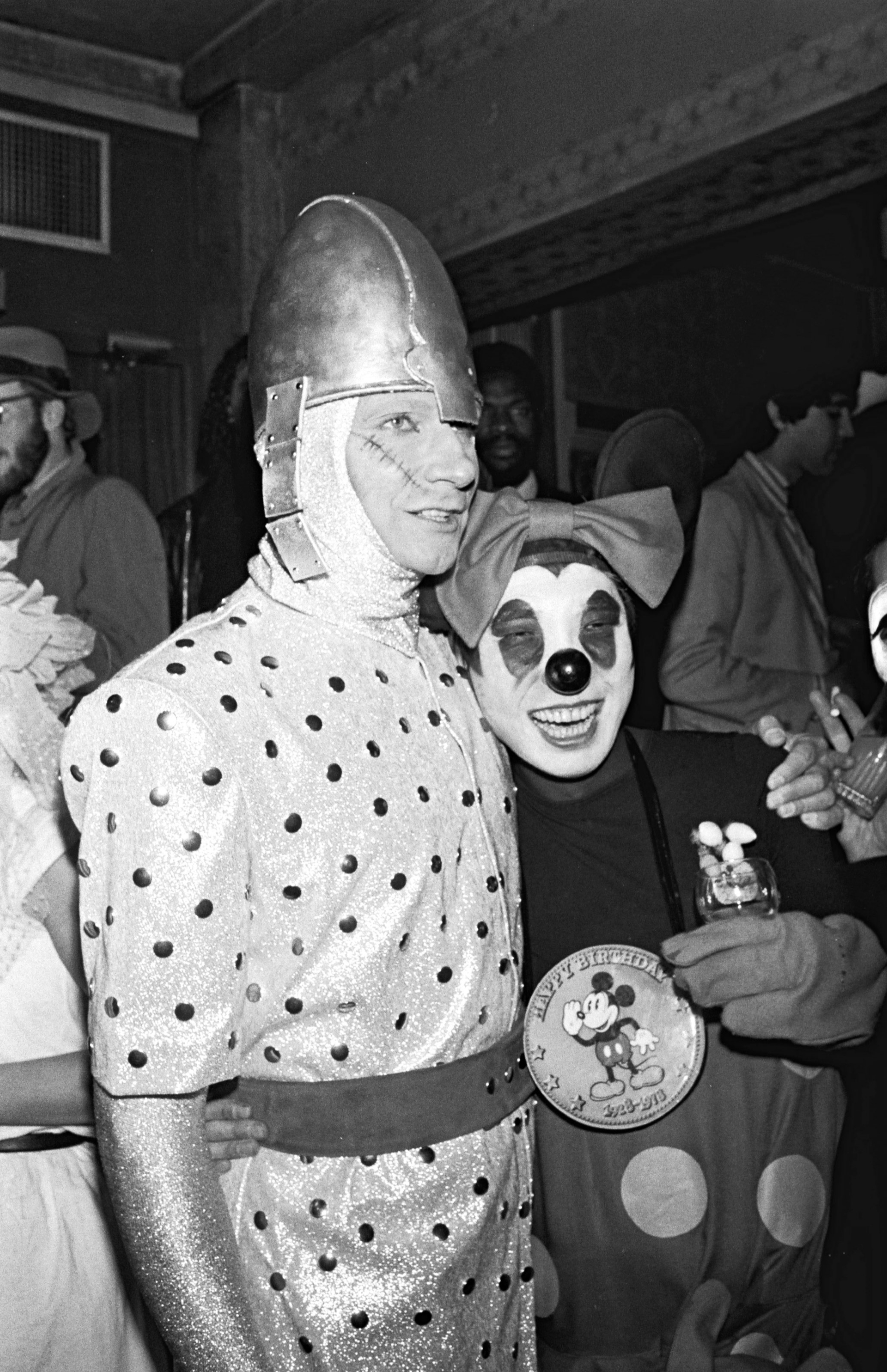 Кендзо Такада в костюме Микки Мауса во время вечеринки Kenzo в ночном клубе Palace в Париже в 1979 году