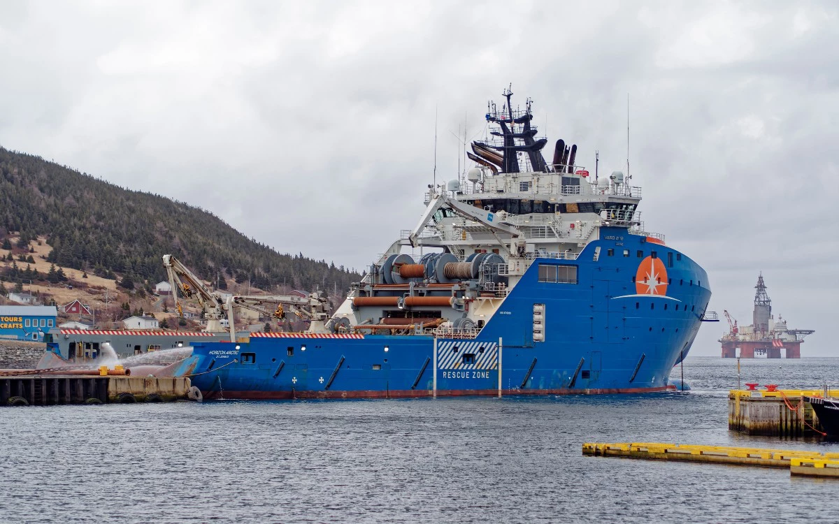 <p>Канадский корабль&nbsp;Horizon Arctic, участвующий в спасательной операции</p>