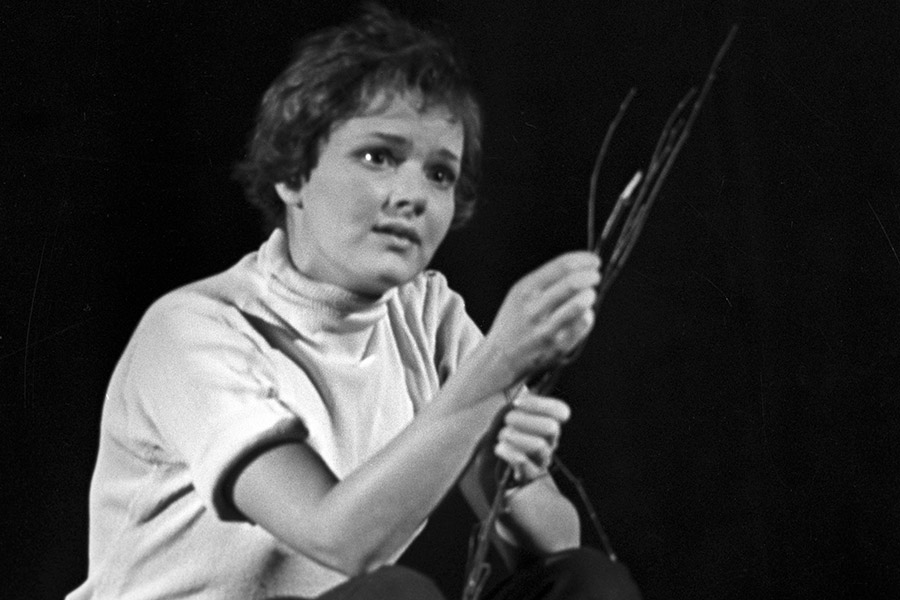 На фото: сцена из спектакля по пьесе Федора Кнорре &laquo;Две сестры&raquo;, 1957 год. Юлия Борисова в роли Люси
