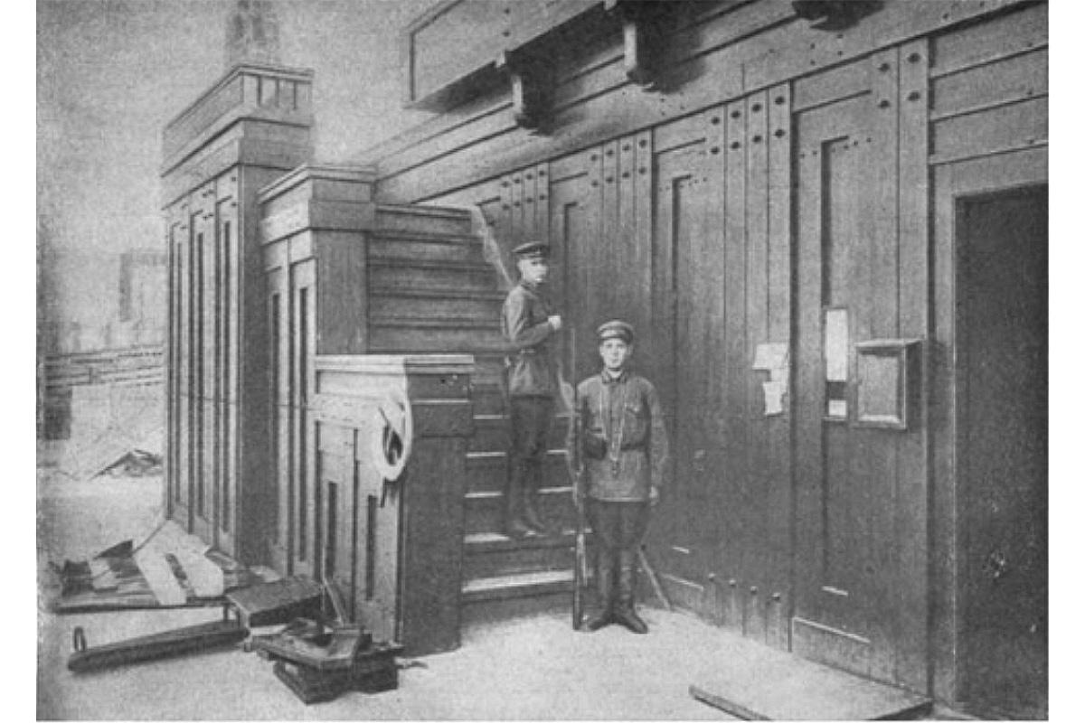 Строительство деревянного мавзолея, 1924 год. Иллюстрация из книги «Архитектура мавзолея Ленина», Н. Н. Стоянов, 1950 год