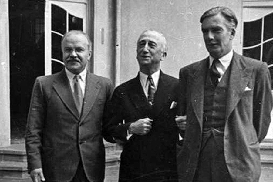 Министры иностранных дел Молотов, Бирнс и Иден
Во время конференции в Ялте СССР продвигал идею получения половины всех германских репараций. Хотя новый президент США Гарри Трумэн, как и его предшественник, был согласен с этим требованием, он настаивал, чтобы каждая сторона получала компенсации только со своей оккупированной зоны. В итоге согласно договоренностям, закрепленным в протоколе конференции, репарации СССР и западным странам должны были выплачиваться из соответствующих зон и германских вложений за рубежом. Но в дополнение к своей доле СССР и Польше полагались из западных зон 25% промышленного оборудования, которое не было необходимым для восстановления немецкой мирной промышленности (из них 15% оборудования нужно было компенсировать продуктами или материалами, еще 10% передавалось безвозмездно).
Поскольку переговорщики в Потсдаме помнили об участи заключенного после Первой мировой войны Версальского договора, кабальные условия которого повлекли за собой приход к власти национал-социалистов в Германии и начало новой разрушительной войны, в документе, выпущенном по итогам Потсдамской конференции, закреплялось, что после выплаты репараций у Германии должно остаться достаточно ресурсов, чтобы она могла существовать без внешней помощи.