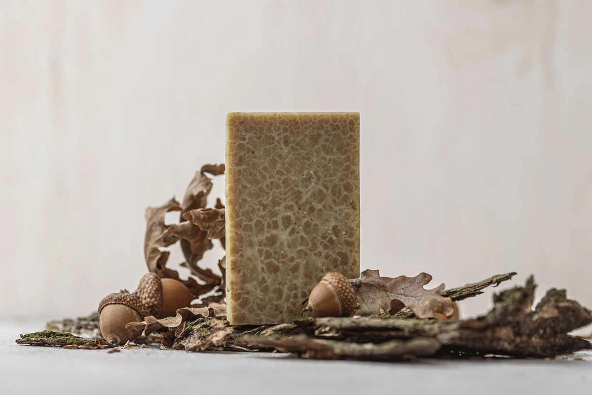 Натуральное мыло ручной работы с добавлением измельченных желудей станет оригинальным и полезным подарком