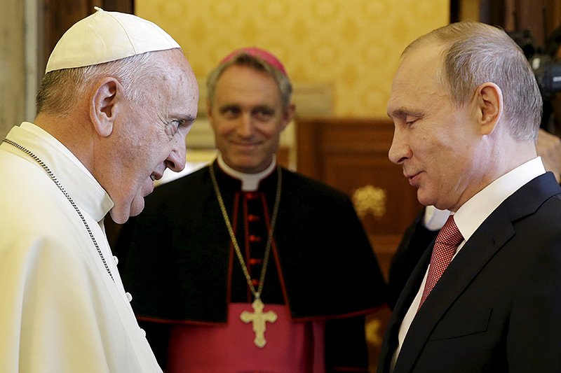 Президент России Владимир Путин (справа) и папа римский Франциск во время встречи в Ватикане.