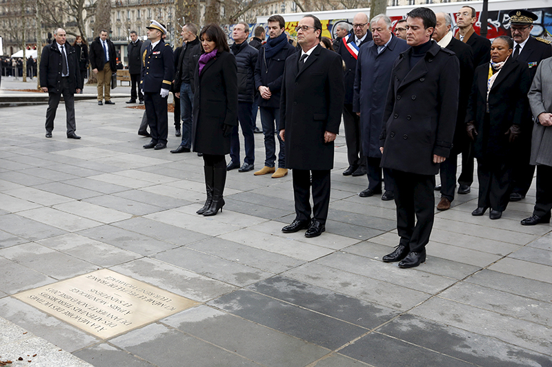 Мэр Парижа Анн Идальго, президент Франции Франсуа Олланд и&nbsp;премьер-министр Мануэль Вальс вспоминают погибших в&nbsp;результате&nbsp;терактов во&nbsp;Франции в&nbsp;2015 году.

Сегодня в&nbsp;память о&nbsp;погибших в&nbsp;январе и&nbsp;в&nbsp;ноябре 2015 года на&nbsp;площади Республики открыли мемориальную доску
