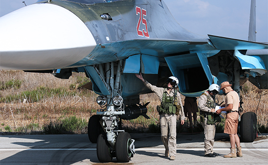 Российские пилоты самолета Су-34 на авиабазе Хмеймим