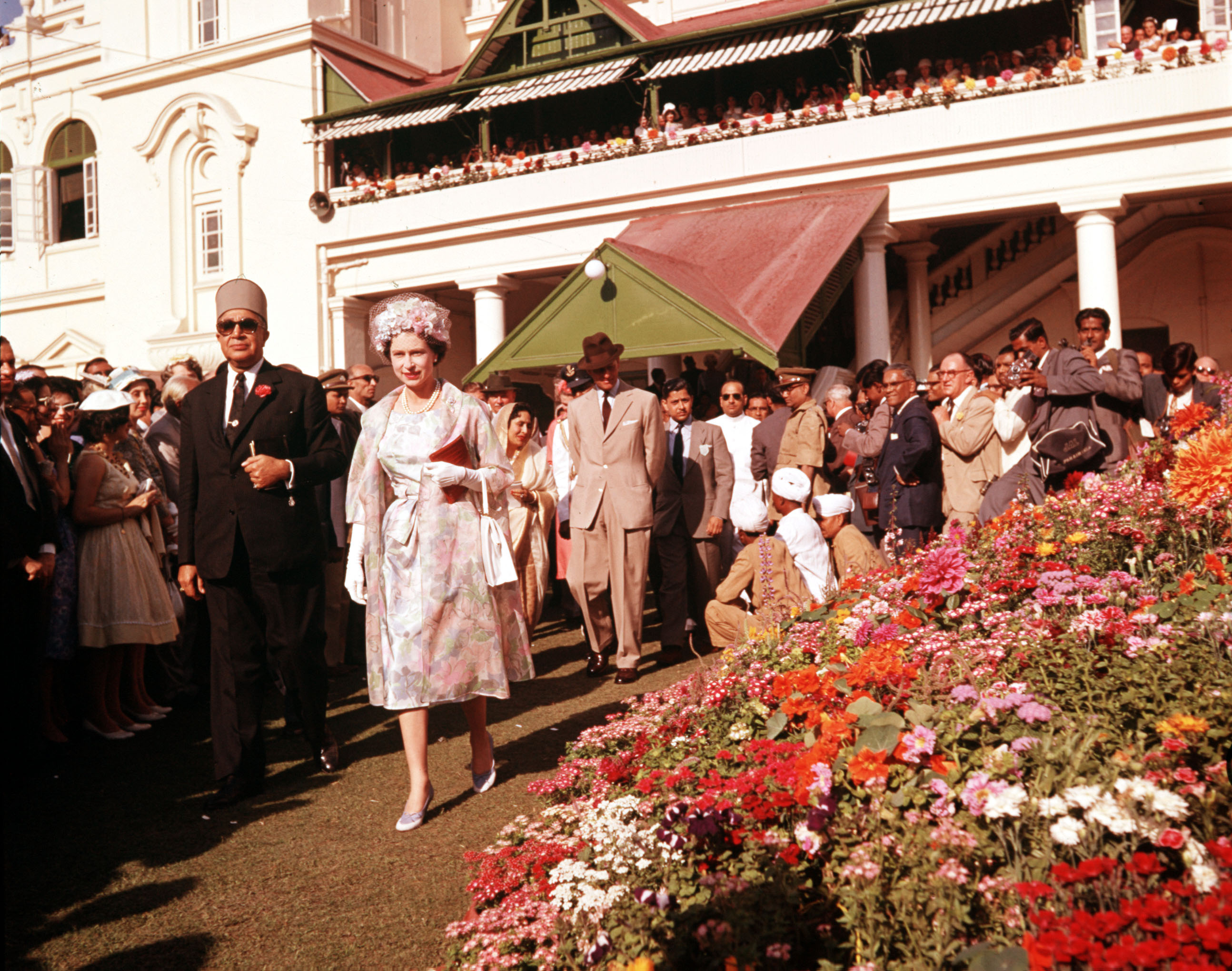 Во время индийского турне Елизавета II не могла обойти вниманием любимый вид спорта &ndash; скачки