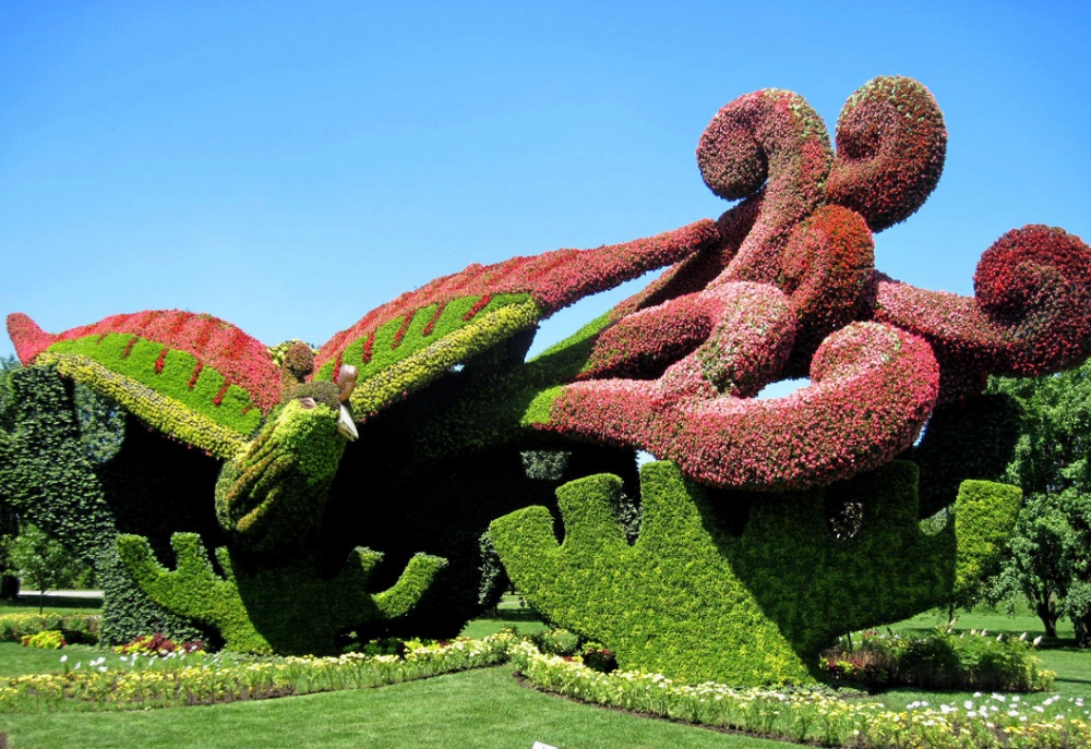 Гигантские скульптуры из цветов "захватили" Монреаль