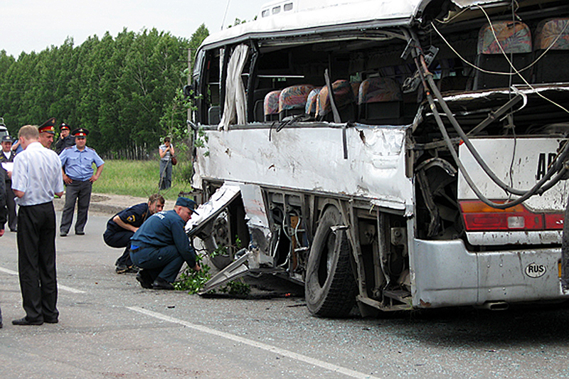 Дата: 24 июня 2010 года
Место: Омск

В ДТП с&nbsp;участием автобуса и &laquo;КамАЗа&raquo; погибли двое взрослых и&nbsp;ребенок, пострадали 16 школьников. Дети ехали в&nbsp;летний лагерь. По данным&nbsp;МЧС, автобус KIA шел в&nbsp;колонне из&nbsp;восьми автобусов и&nbsp;двух машин сопровождения, в&nbsp;нем находился 31 человек, в&nbsp;том числе 22 ребенка.
