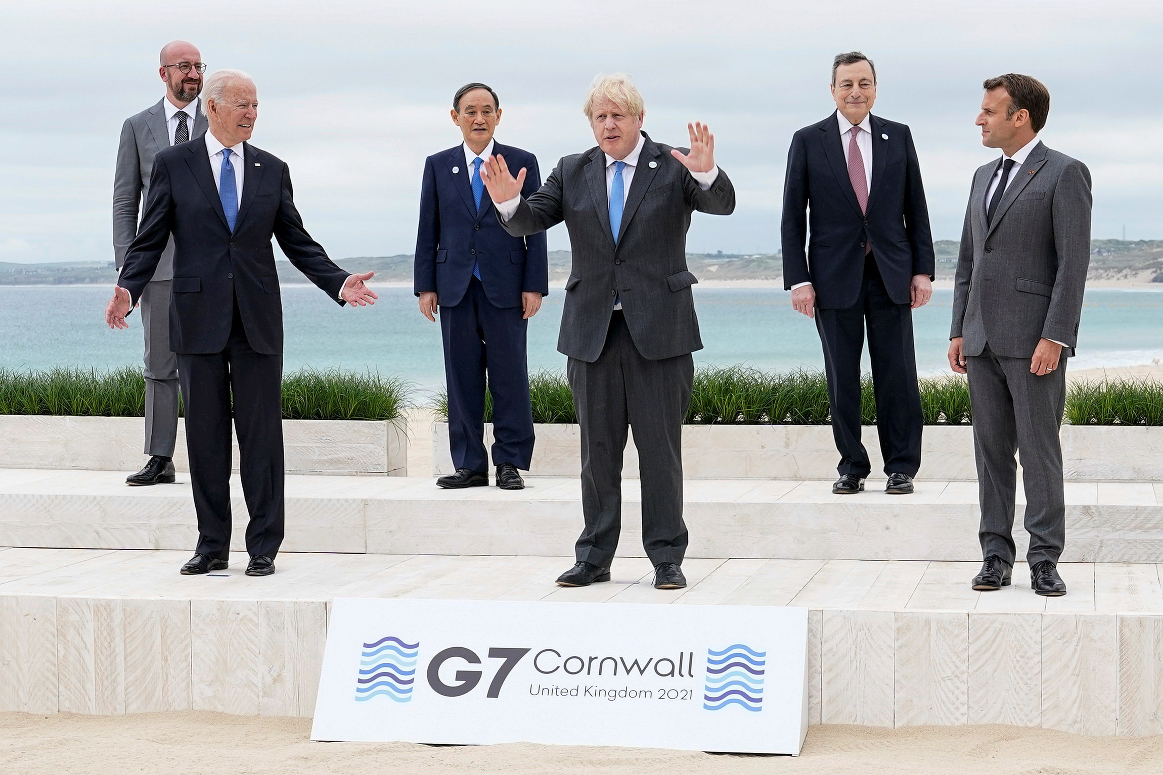 На саммите G7, прошедшем с 11 по 13 июня в Великобритании, лидеры &laquo;семерки&raquo; договорились ускорить поставки вакцины от коронавируса в бедные страны и сократить углеродные выбросы.

На фото на первом плане слева направо: Джо Байден, премьер-министр Великобритании Борис Джонсон и президент Франции Эмманюэль Макрон. На дальнем плане слева направо&nbsp;&mdash; председатель Европейского совета Шарль Мишель, премьер-министр Японии Ёсихидэ Суга, премьер-министр Италии Марио Драги