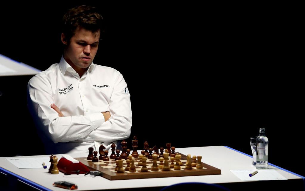 Карлсена обвинили в найме за €300 шахматиста, который оскорблял Ниманна