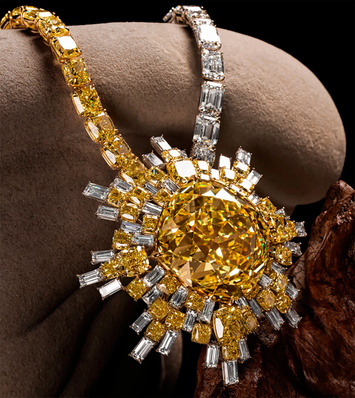 Почти 700 млн руб. за камень: редчайший желтый бриллиант «Звезда Альгейба»продадут на аукционе
