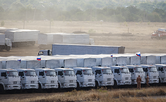 Грузовики гуманитарного конвоя МЧС России на стоянке в городе Каменск-Шахтинский, сентябрь 2014 г.