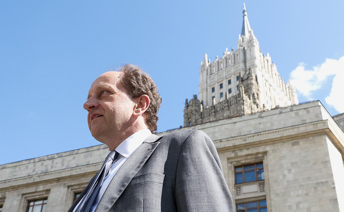 Александр Ламбсдорф возле здания МИД РФ, 27 июня 2025 года