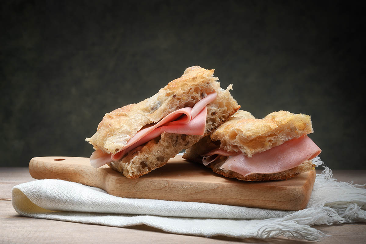 В далеком детстве сэндвичем для нас был тонкий ломтик докторской колбасы с маслом на куске белого батона. А сегодня крошечный кацу-сандо из вагю попадает в дегустационные сеты ресторанов со звездами Michelin, а фокачча с мортаделлой — в меню лучших винных ресторанов