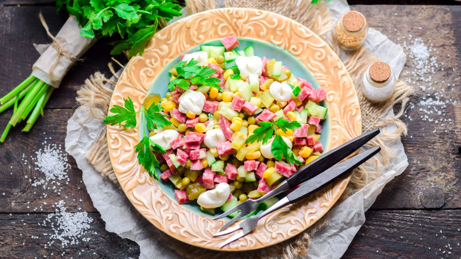 Майонез добавляйте умеренно, при желании его можно смешать со сметаной — для более легкой заправки