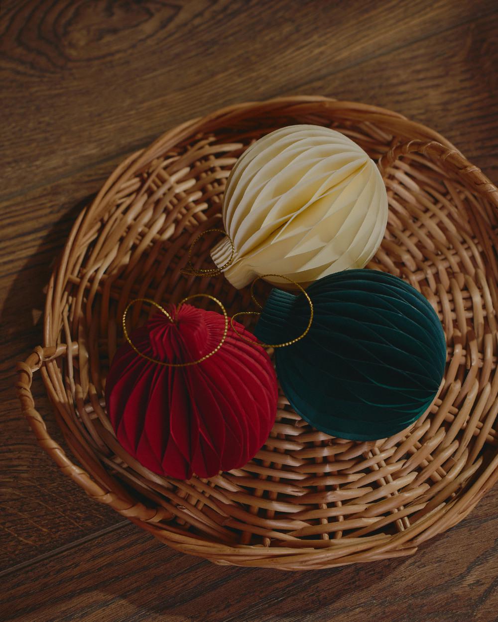 Набор из четырех бумажных елочных шаров, Divnaya Iva, 3090 руб. (divnayaiva.com)