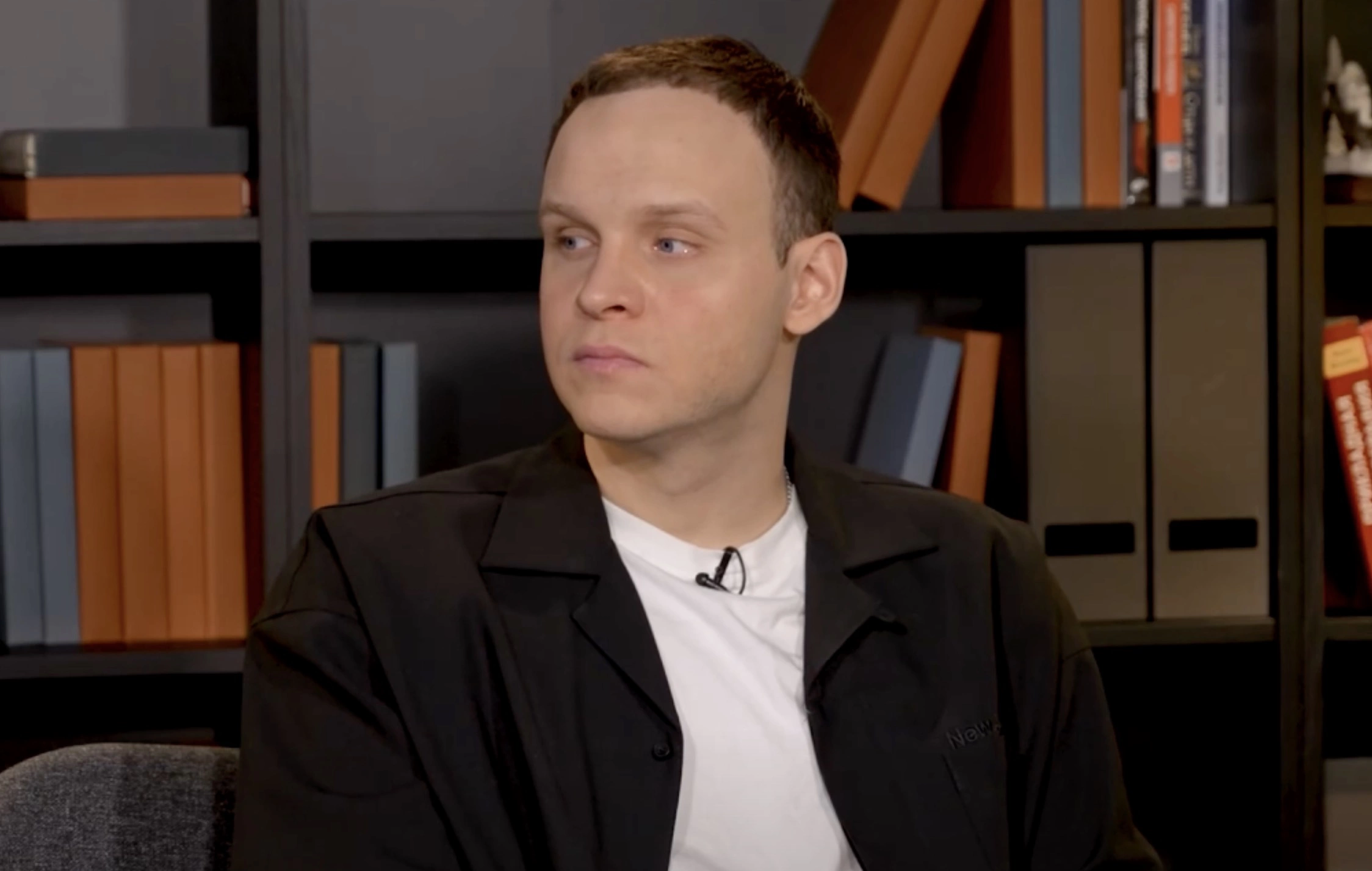 Данил Стеклов внимательно слушает, как ведущие подкаста разбирают его персонажа в «Детях перемен»