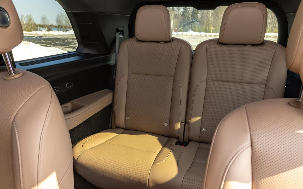 Усесться на третьем ряду могут даже взрослые. Места много по всем направлениям, а вот пробраться на &laquo;галерку&raquo; можно только через узенькую щель