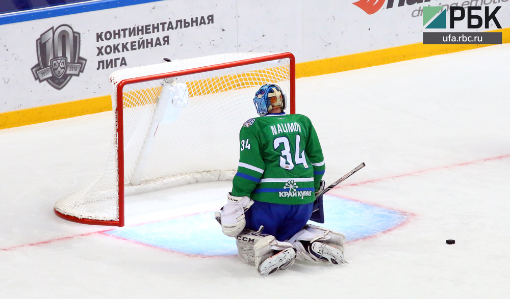 Гости открыли счет в конце второго периода. Играющий свой первый плей-офф в КХЛ Иван Налимов не справился с волнением и пропустил дважды за десять секунд.
