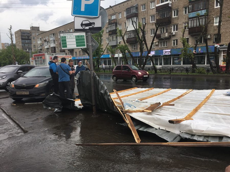 На улице Островского сорвало крышу павильона. Обломки повредили автомобиль