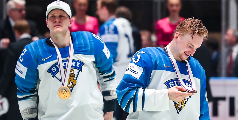 Игроки сборной Финляндии Харри Песонен и Атте Охтамаа (слева направо), завоевавшие золотые медали на чемпионате мира по хоккею - 2019
