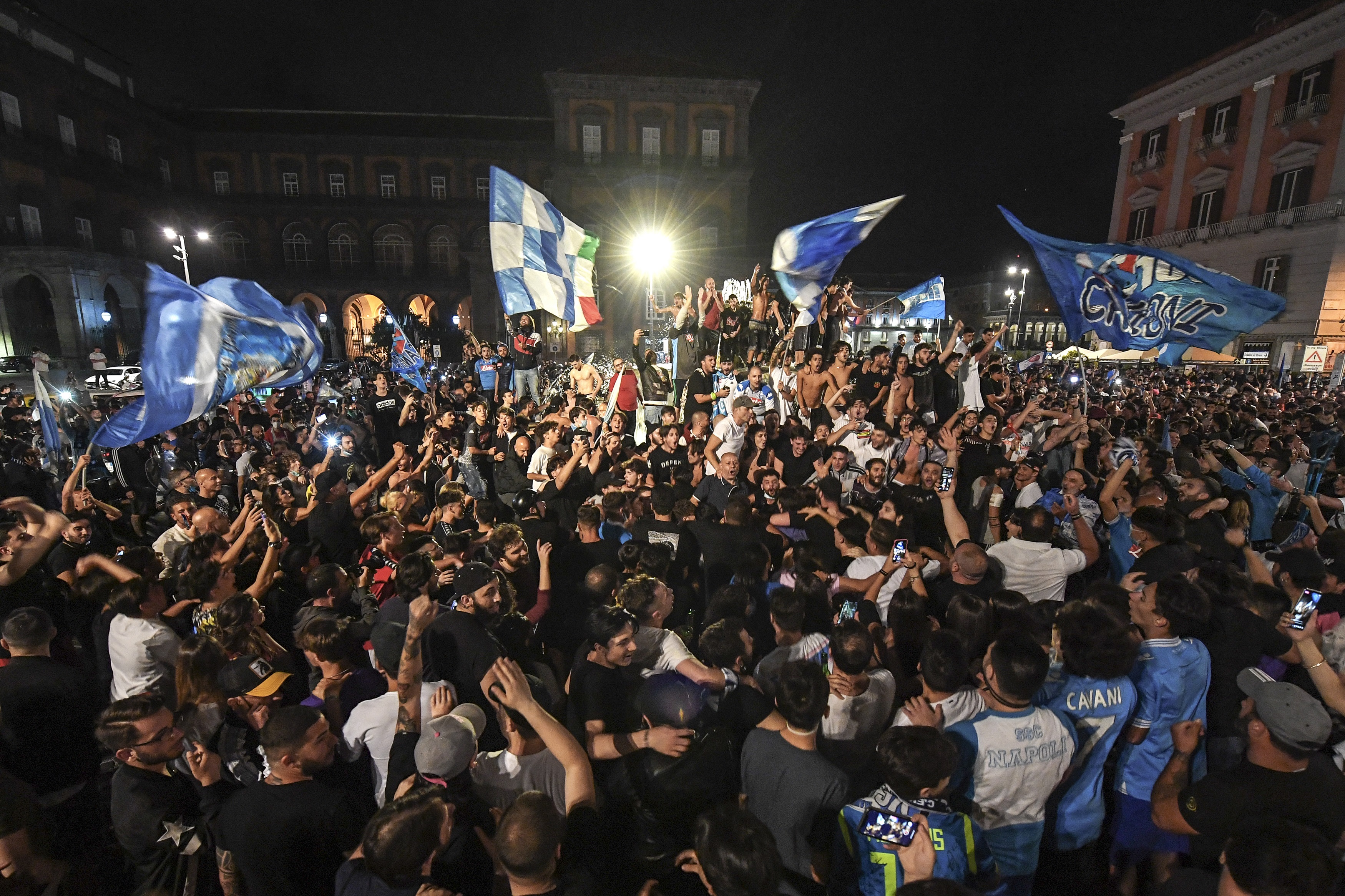 После окончания матча тысячи жителей Неаполя вышли на улицы города