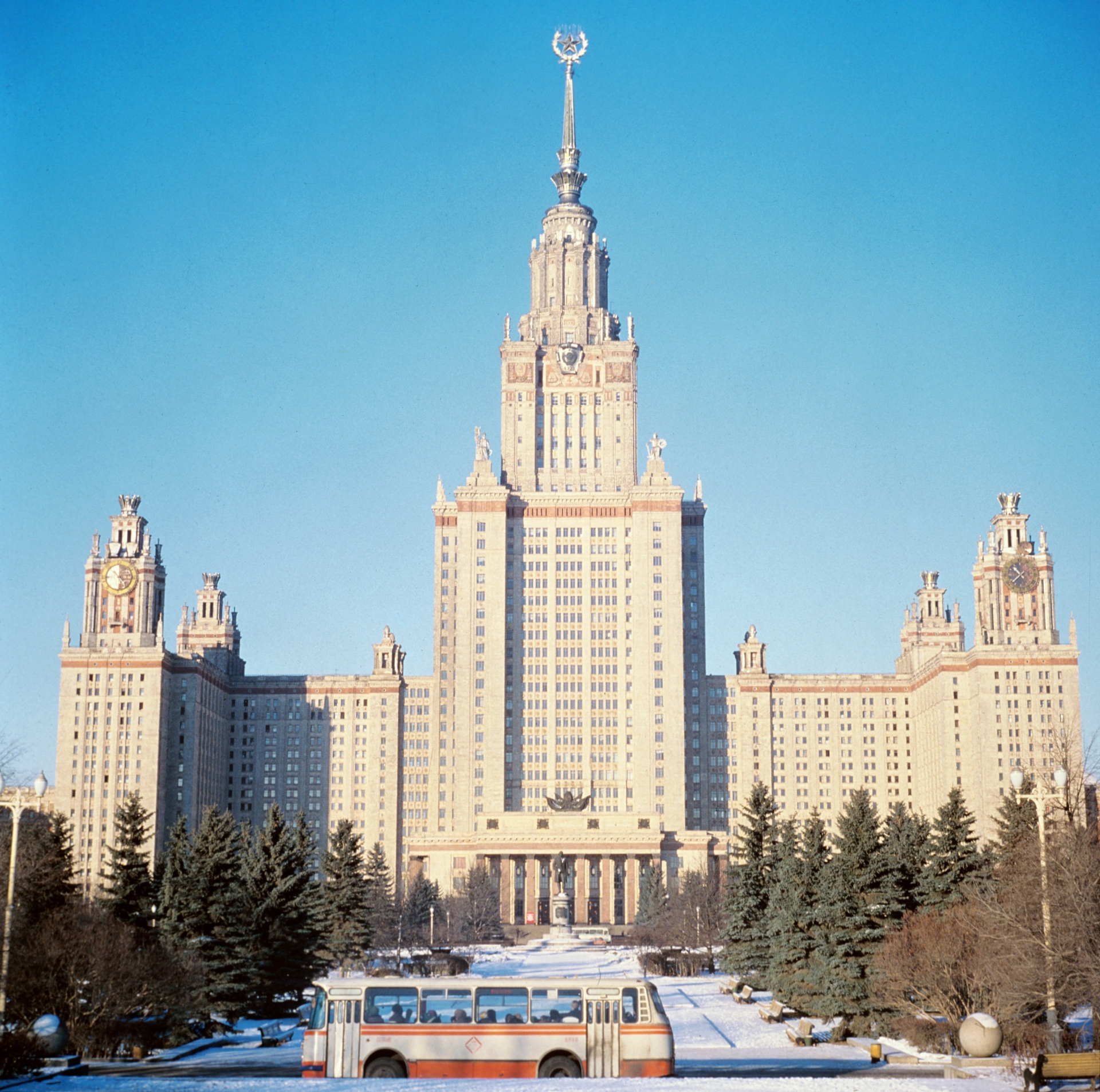 Главное здание Московского государственного университета имени М. В. Ломоносова на Ленинских горах. Точная дата съемки не установлена, около 1979 года