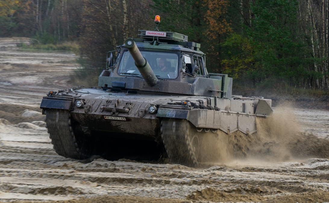 Politico назвала число танков, которые США отправят на Украину"/>














