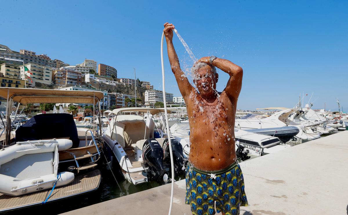 Мужчина во время жары в Неаполе, Италия