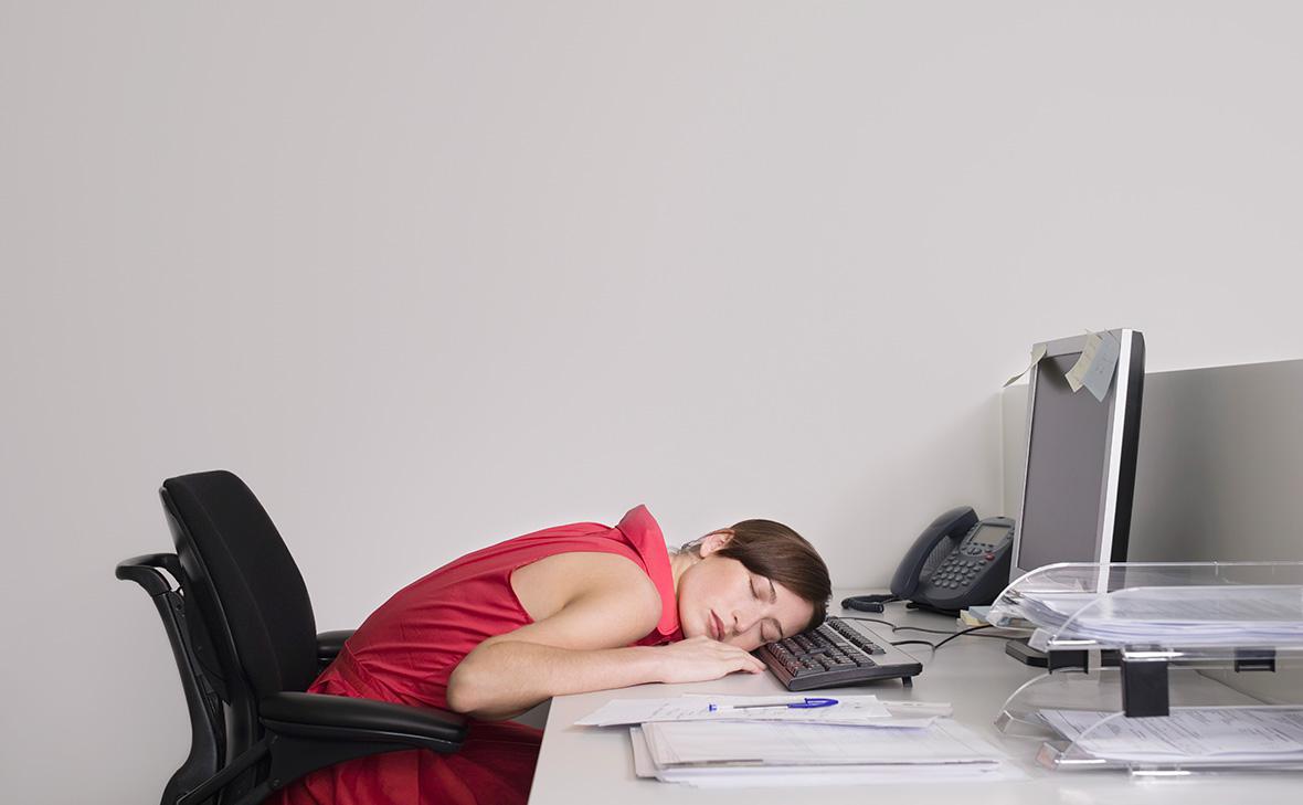 Россияне рассказали, как часто засыпают на рабочем месте от усталости
