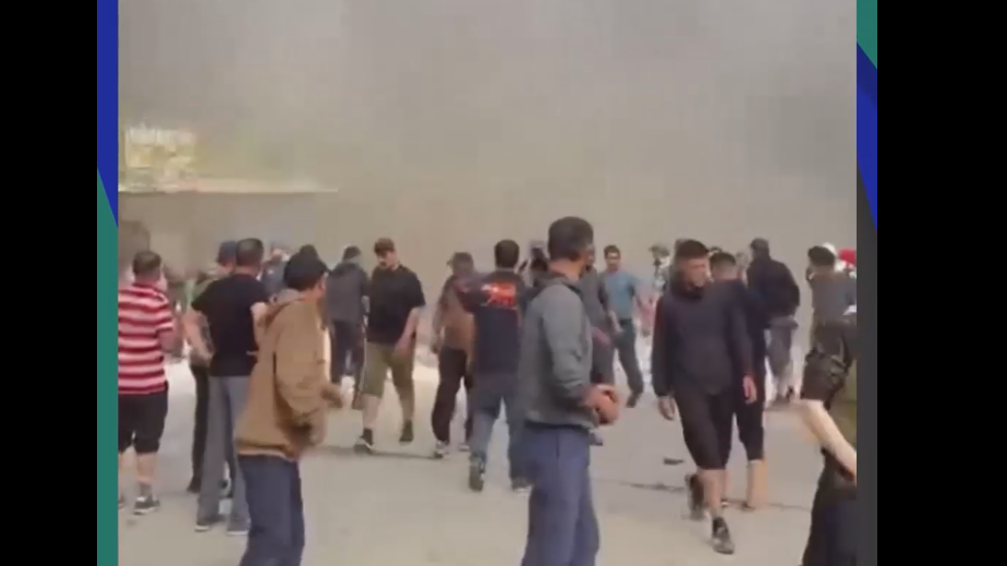 Овощебазу в Якутске заволокло дымом