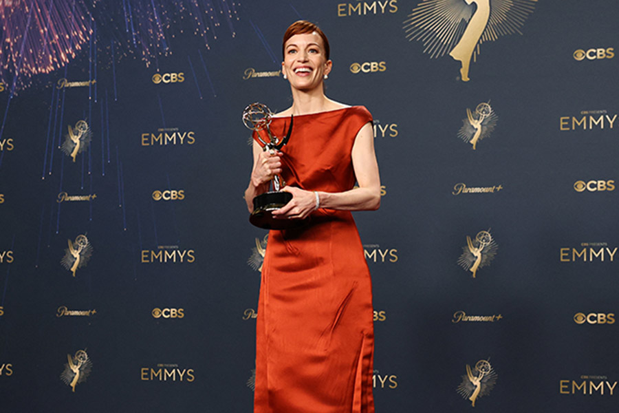 Еще две статуэтки получил проект &laquo;Разделение&raquo; об офисных сотрудниках, которые согласились на отделение рабочих воспоминаний от личных. Наград были удостоены актриса Бритт Лоуэр (на фото) и исполнитель роли второго плана Трэмелл Тиллман.