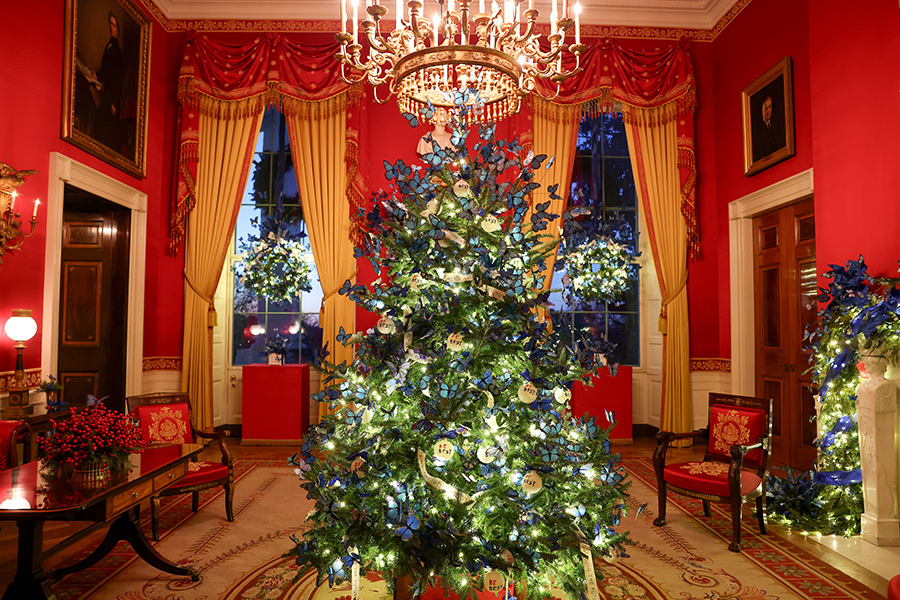Красная комната, украшенная гирляндами и елью с голубыми бабочками. Всего в резиденцию президента США во&nbsp;время праздников &laquo;поселили&raquo; более 10 тыс. бабочек.