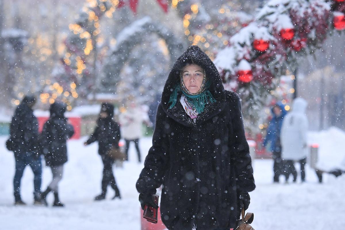 Прохожие во время снегопада в Москве, 27 января 2026 года