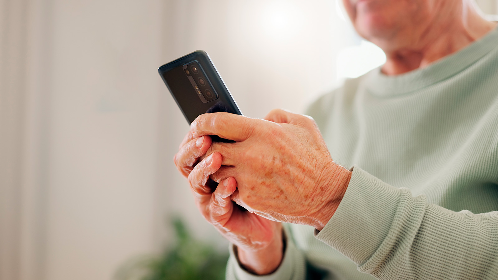 Мошенники стали маскироваться под сервисы ЖКХ в мессенджерах. Что делать