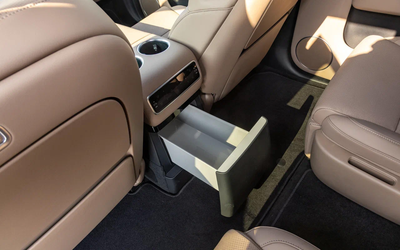 В&nbsp;Lixiang L9 есть вместительный бокс-холодильник,&nbsp;по совместительству духовка: разогреть в нем пищу можно до +50 градусов